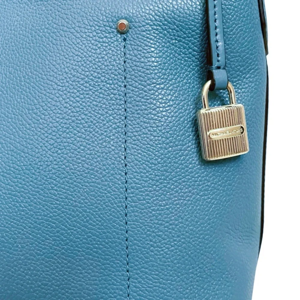 Michael Kors Hayes Bucket Bag